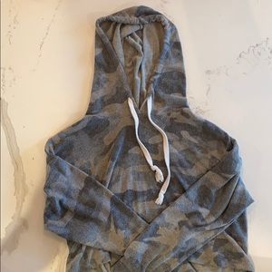 Camo cropped hoodie